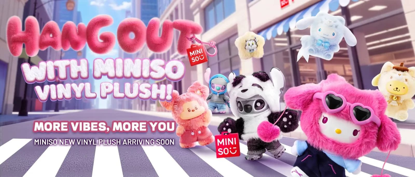Exhibición de productos Miniso con identidad visual de marca y colaboraciones especiales.