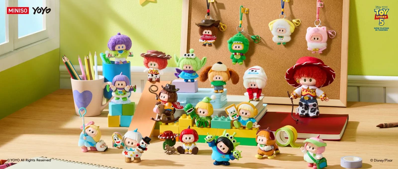 Espacio interior de una tienda Miniso con productos exhibidos y ambiente de diseño moderno.