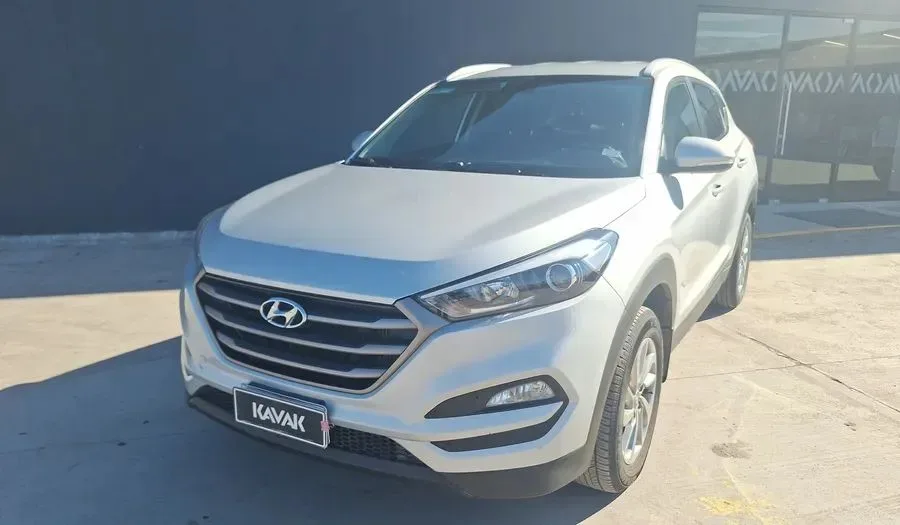 SUV blanco con placa Kavak estacionado al sol